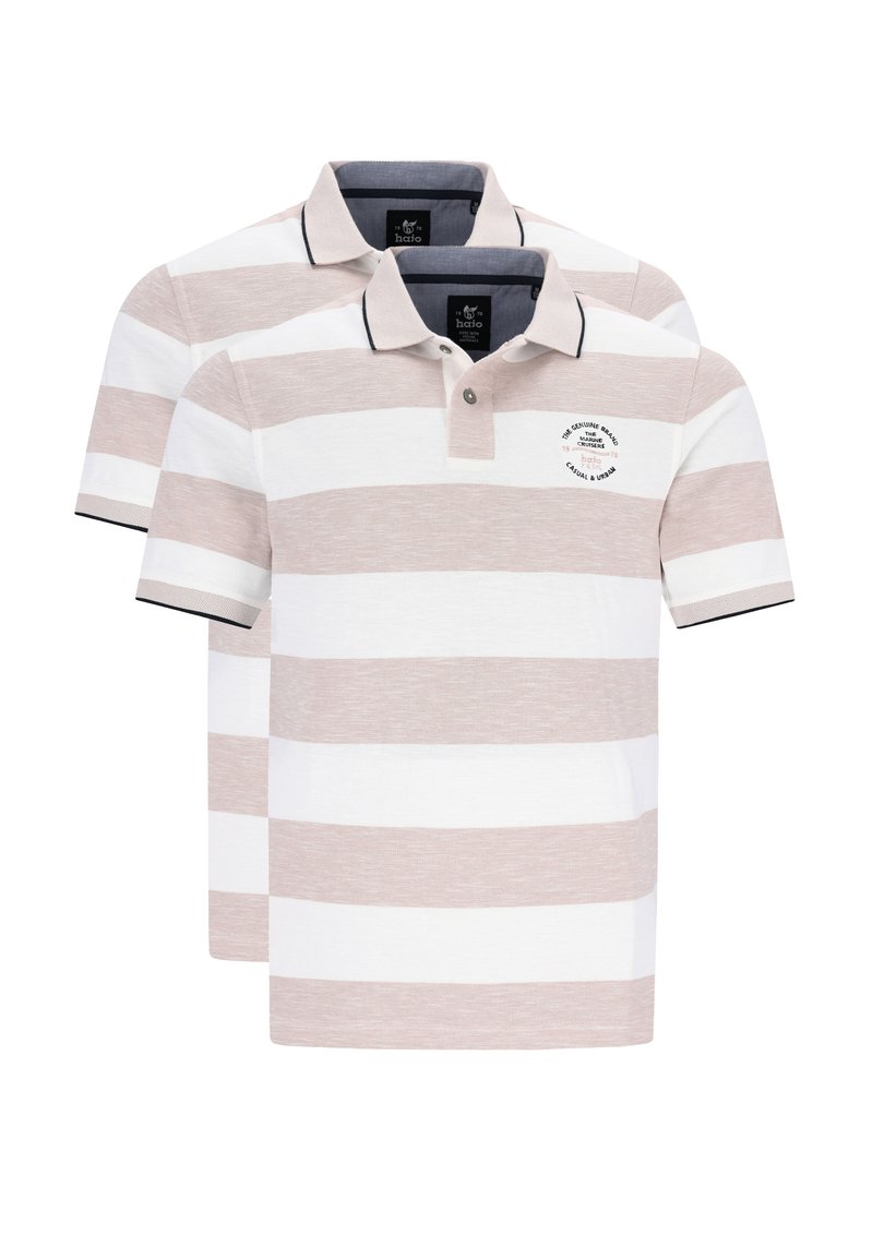 Polo w paski w odcieniach beżu i bieli, z kołnierzykiem, krótkimi rękawami i małym logo na klatce piersiowej. Miękka tekstura, casualowy design.