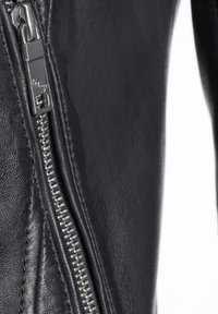 Schwarze Lederjacke mit einem glänzenden Reißverschluss, glatter Textur und maßgeschneiderten Nähten. Nahaufnahme des Reißverschlussdetails mit silberner Hardware.