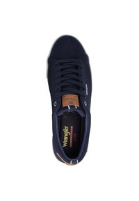 Baskets bleu marine avec une maille respirante, présentant une semelle blanche, un intérieur noir et un patch en cuir marron sur la languette.