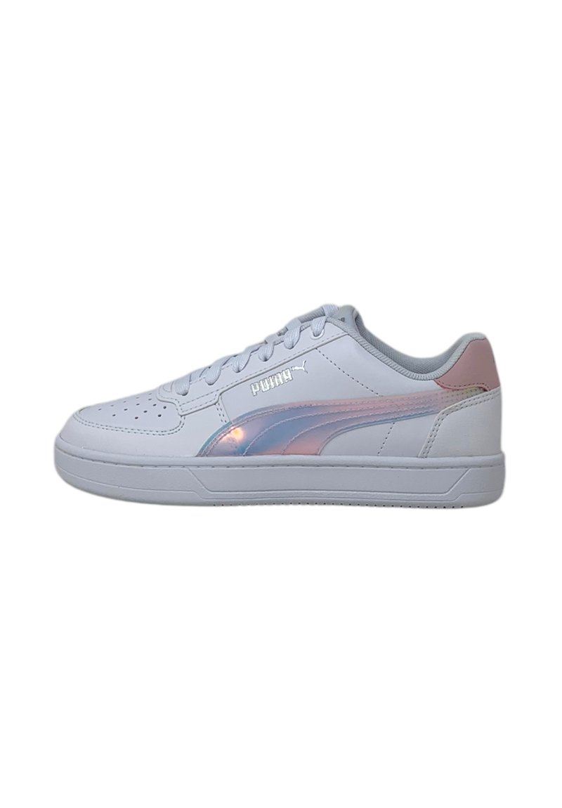 Sneakers bianche in pelle con texture liscia, caratterizzate da una striscia olografica rosa e logo argentato, design con lacci e suola in gomma.