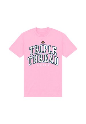 Rosa T-Shirt mit kurzen Ärmeln, auffälligem weißem Text mit schwarzem Umriss "TRIPLE THREAD" und kleinem Text "HOOPWEAR" darunter.