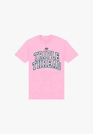 Pink kortærmet T-shirt med fed hvid tekst omkranset af sort "TRIPLE THREAD" og mindre tekst "HOOPWEAR" nedenunder.