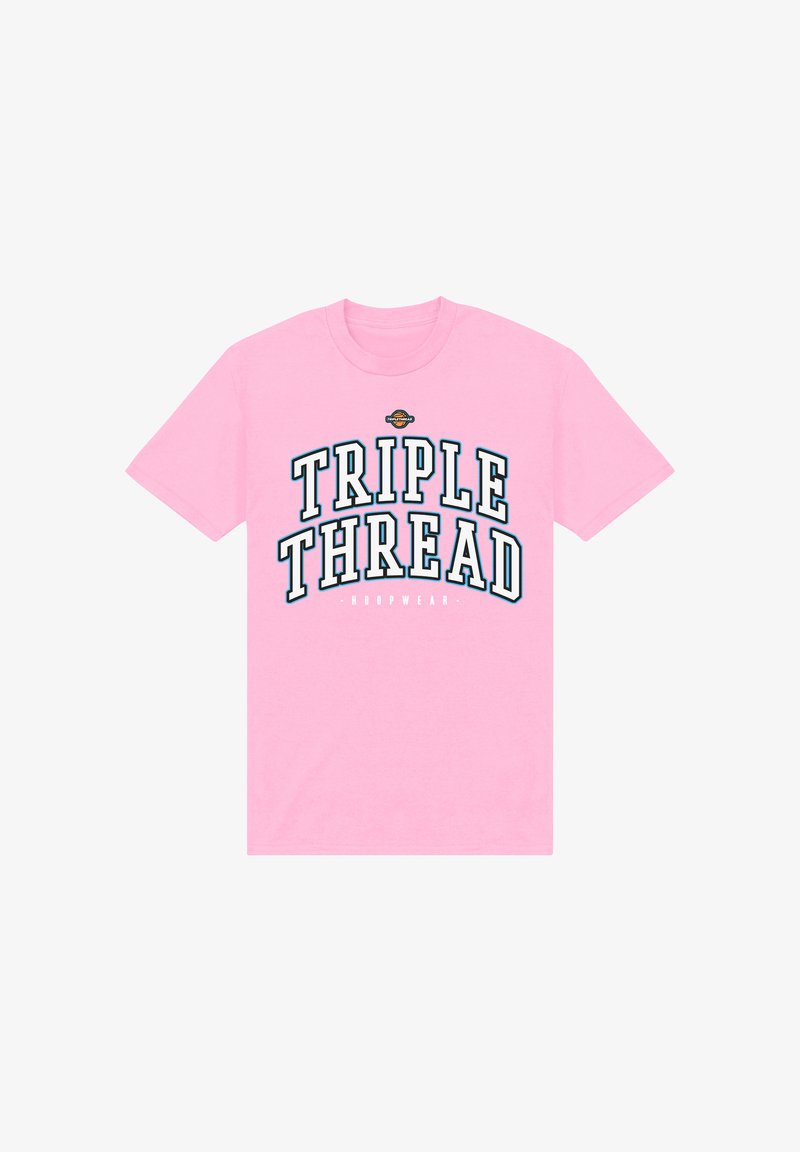 T-shirt rose à manches courtes avec un texte audacieux en blanc et noir "TRIPLE THREAD" et un texte plus petit "HOOPWEAR" en dessous.