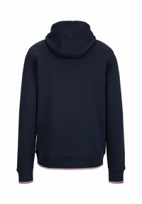 Marineblauwe hoodie met een kangoeroezak, ribgebreide manchetten en zoom. Voorzien van een capuchon met trekkoord en een contrasterende gestreepte accent aan de zoom.