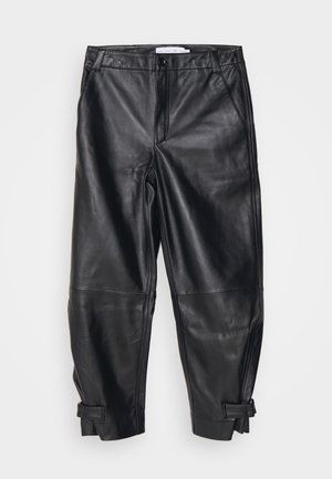 Pantaloni in pelle nera con una superficie liscia, dotati di vita aderente, tasche laterali e polsini regolabili. Design minimalista, senza motivi visibili.