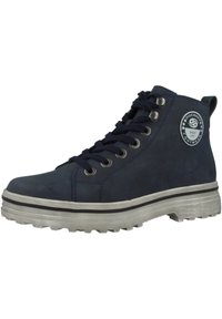 Dunkelblaue High-Top-Stiefel aus Wildleder mit Metallösen, flachen Schnürsenkeln, einer Gummisohle mit Noppen und einem runden Logopatch an der Seite.