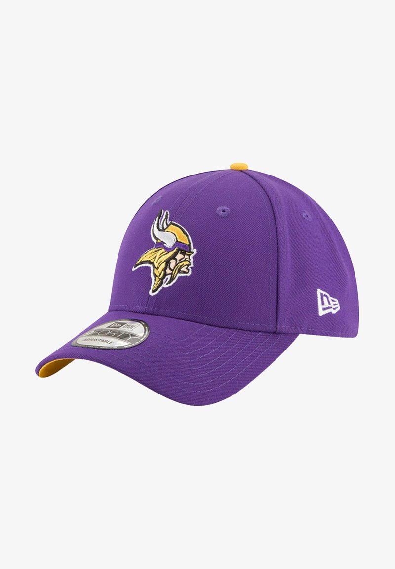 Cappellino da baseball viola con logo dei Vichinghi ricamato sulla parte anteriore, dettagli gialli sulla visiera e un design strutturato.