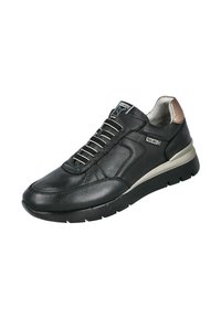 Zapatilla negra de cuero con acabado suave, paneles laterales texturizados, suela gris claro y cordones elásticos. Presenta un detalle metálico en el talón.