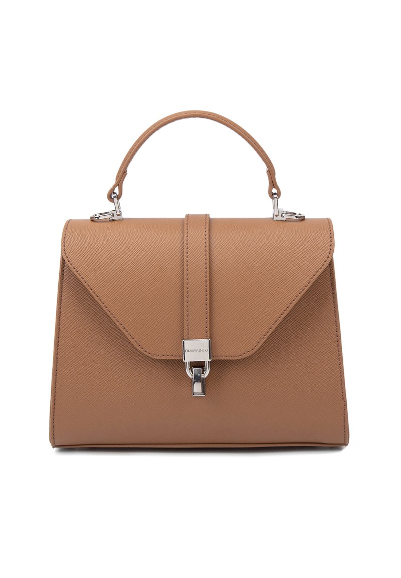Borsa sintetica color tan con design strutturato, patta ripiegabile, hardware in argento e manico superiore. Superficie testurizzata con un motivo sottile.