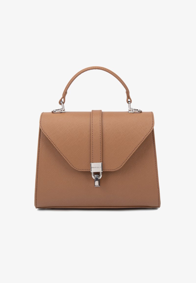 Tan synthetisch handtas met een gestructureerd ontwerp, klep die omgevouwen kan worden, zilveren hardware en een handvat aan de bovenkant. Getextureerd oppervlak met een subtiel patroon.