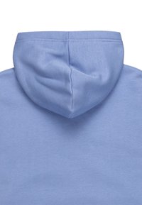 Světle modrá mikina s kapucí, vyrobená z jemného materiálu, s kulatou kapucí a jednoduchými švy. Žádné další vzory nebo hardwarové prvky nejsou viditelné.