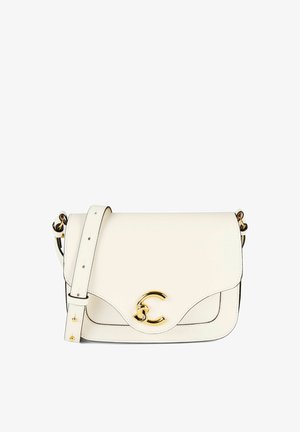 Sac besace en cuir blanc avec bandoulière réglable et fermoir en C entrelacé doré sur le rabat avant.