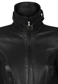 Giubbotto in pelle nera con colletto alto, dotato di zip frontale e chiusura con fibbia. Texture liscia con dettagli a pannello sui lati.