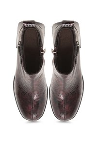 Bottines bordeaux foncé à finition texturée, avec des détails en métal argenté, un bout arrondi et un talon légèrement relevé orné d'une bride.