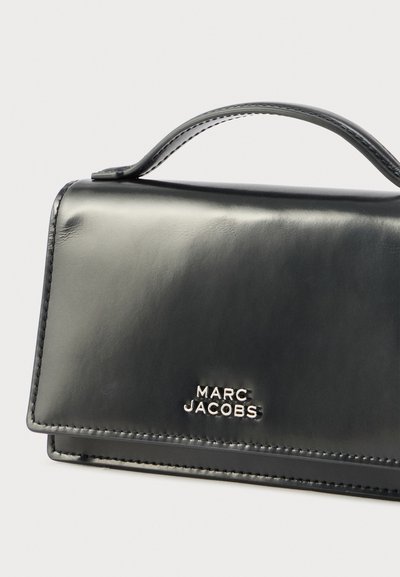 Zwarte leren handtas met een gepolijste afwerking, rechthoekige vorm, bovenste handvat en "MARCBYJACOBS" logo in zilver. Schone stiksel-details.