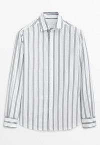 Witte overhemd met lange mouwen, voorzien van verticale marineblauwe strepen, met een button-down kraag en manchetten. Gemaakt van een lichte stof met een soepele textuur.