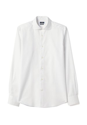 Chemise habillée blanche pour homme à manches longues, avec boutonnière sur le devant, col standard et poignets, présentée à plat sur un fond blanc.