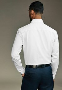 Next FIT SINGLE CUFF EASY CARE TWILL WITH CUTAWAY COLLAR.  - REGULAR FIT - Business skjorter - white