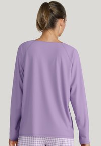 Lichtpaarse longsleeve met een relaxte pasvorm, brede halslijn en raglanmouwen. Geschikt voor een soepele stof zonder zichtbare patronen of accenten.