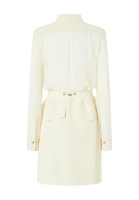 Abito camicia color crema con maniche lunghe, colletto, vita elastica con cordino e due tasche frontali. Texture liscia.