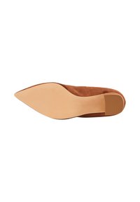 Ruskeat mokkajalkineet teräväkärkisinä ballerinoina, nähtynä pohjan puolelta, joissa on sileä beige pohja ja pieni suorakaiteen muotoinen kantapään tuki.