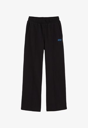 Črne trenirke z elastičnim pasom, stranskimi žepi in modrim tiskanim napisom "SREČA NA MOJI STRANI". Mehka tekstura tkanine.