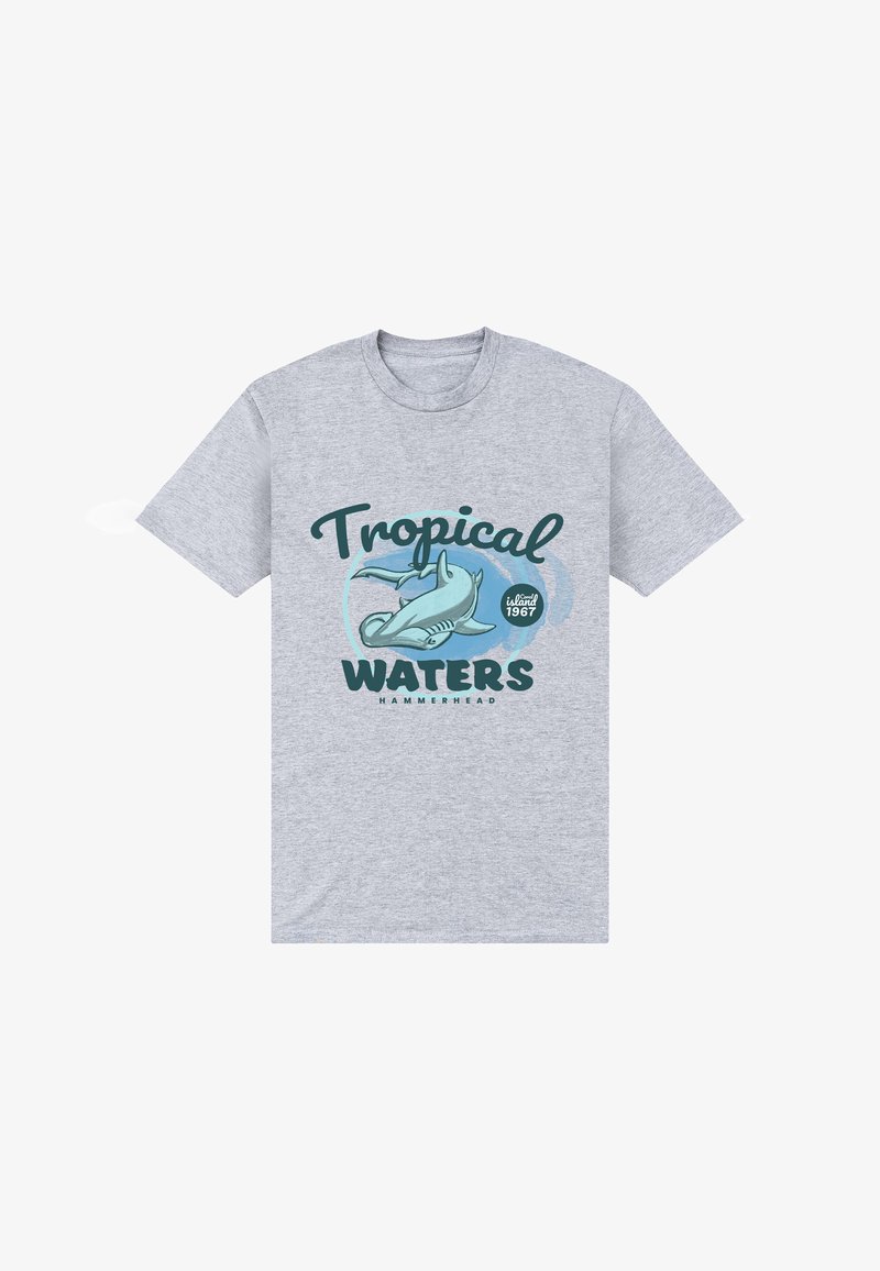 Camiseta de algodón gris con un gráfico de tiburón martillo y el texto "AGUAS TROPICALES". El diseño incluye acentos en color turquesa y un detalle de fondo redondeado.