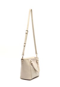 Borsa a mano in pelle beige con finitura texture, tracolla regolabile e accessori in tonalità oro. Presenta una forma strutturata e doppi manici.