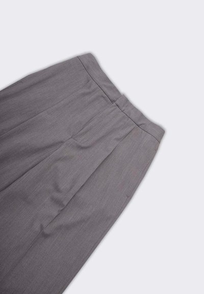 Pantaloni grigi su misura con una texture liscia, caratterizzati da un davanti piatto e pieghe. La vita è semplice e il tessuto ha una leggera lucentezza.