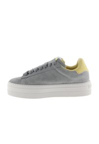 Sneakers in suede grigio con suola in gomma bianca, dotati di un accento giallo sul tallone e lacci grigi, con punta arrotondata e design texture.
