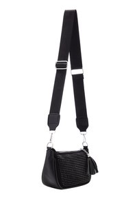 Sort syntetisk crossover-taske med en tekstureret front, sølvnitter og en dekorativ kvast. Har en bred justerbar skulderrem og lynlås-lukning.
