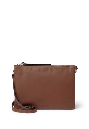 Brun läder crossbody-väska med dragkedjestängning, platt design, avtagbar rem och subtil sömnad. Har en logotyp präglar i botten.