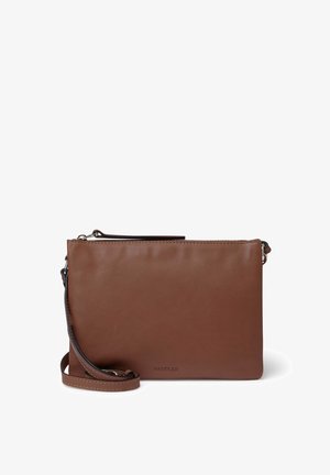 Brun läder crossbody-väska med dragkedjestängning, platt design, avtagbar rem och subtil sömnad. Har en logotyp präglar i botten.