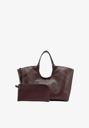 Brązowa torba typu tote z dwoma uchwytami, dużym otwartym górnym wejściem oraz mniejszą dopasowaną saszetką na zamek. Charakteryzuje się białym przeszyciem.