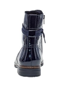 Tengerészkék patent bőr bokacsizmák, lekerekített orral, díszes gumis pánttal és oldalsó cipzárral. Ráépített sarok és mintás talp.