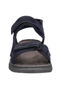 Námořnické modré sandály s dvojitými nastavitelnými suchými zipy, měkkým šedým interiérem a texturovanou gumovou podrážkou pro lepší grip a pohodlí.