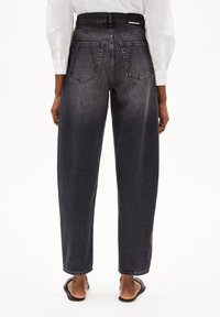 Jeans a vita alta grigio scuro con una vestibilità rilassata, dotati di due tasche posteriori, leggere sfumature e un'etichetta del marchio sulla vita.