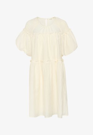 Slončna obleka iz slonovine s kratkimi napihnjenimi rokavi, teksturiranim korpusom in smockanim detajlom na ramenih; zbrana pas in tekoča krila z nabrano obrobo.