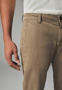 Next Chino - tan brown