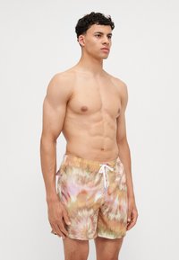 Herren Schwimmshorts im pastellfarbenen Batikmuster, ausgestattet mit einem elastischen Bund und einem Kordelzug sowie einem leichten, glatten Stoff.