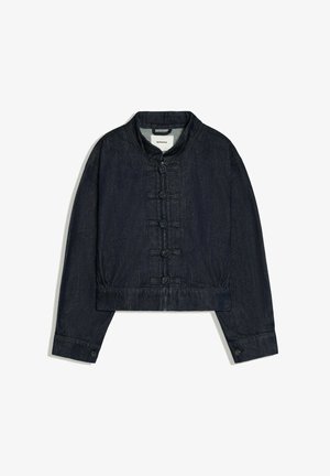 Mørkeblå denimjakke med lange ærmer, opretstående krave og fem traditionelle kinesiske knapknob ned foran.