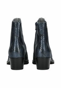 Bottines en matériau imitant le cuir de serpent bleu marine, avec un bout arrondi, un petit talon bloc et une fermeture éclair latérale pour un enfilage facile.