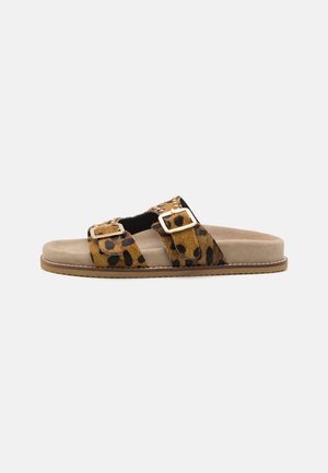 Sandálias slide com estampa de leopardo, com duas correias ajustáveis com fivela, palmilha de camurça macia e sola em borracha leve. Design de bico quadrado.