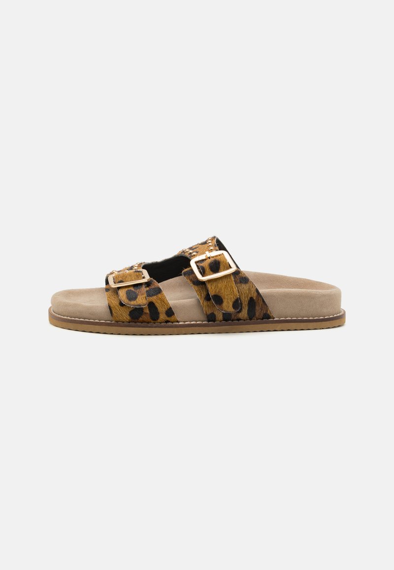 Sandali con stampa leopardata, dotati di due cinghie regolabili con fibbie, soletta in suede morbido e suola in gomma leggera. Design a punta quadrata.