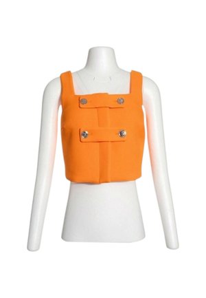 Top sin mangas corto de color naranja brillante con tirantes anchos y dos bandas horizontales de tela con botones en el pecho, exhibido en un maniquí blanco.