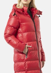 Roter gesteppter Steppmantel mit glänzendem Finish. Verfügt über einen Reißverschluss vorne, eine verstellbare Kapuze und Seitentaschen. Gepolsterte Abschnitte erzeugen eine gesteppte Textur.