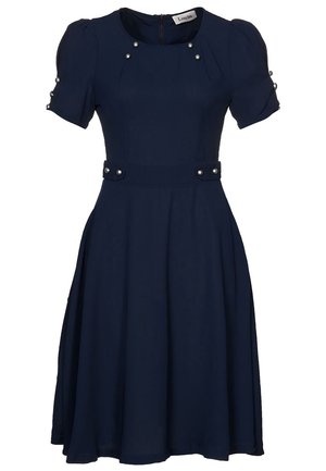 Robe bleu marine à manches courtes avec encolure ronde, accents de boutons en perle sur la poitrine, les manches et la taille, et une jupe évasée.