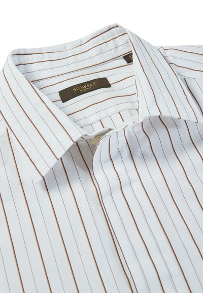 Camicia bianca con sottili strisce verticali marroni. Materiale in cotone con una texture liscia e un'etichetta con la scritta "SLOWEAR" all'interno del colletto.