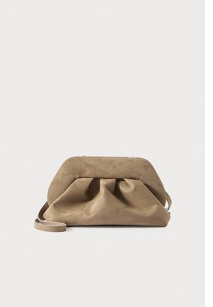 Barna velúr clutch táska puha, redőzött dizájnnal és vékony, levehető csuklópánttal, fehér háttérrel.