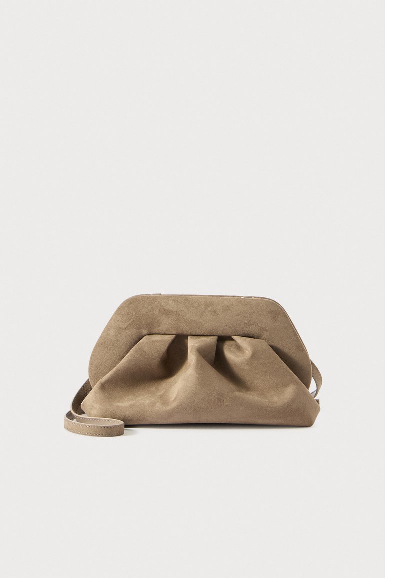 Borse a mano in suede marrone con un design morbido e arricciato, dotata di una sottile tracolla staccabile, su sfondo bianco.